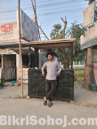 মজবুত কাঠের তৈরি আধুনিক চায়ের স্টল / দোকান।
